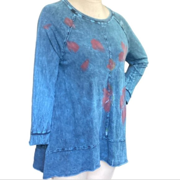 Jess & Jane Mineral Wash Blue with Red Flower Raw Hem Relaxed Tee Top Sz M 166D - Picture 2 of 8